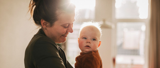 Newbornfotografie - Fotografie Debbie - Blij gezin - zweven Newbornfotografie - Fotografie Debbie - Blij gezin - zweven