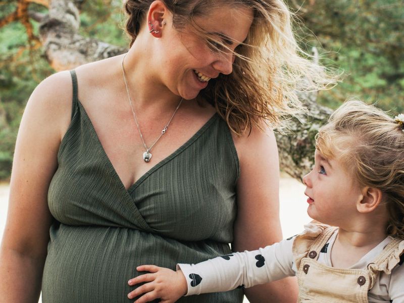 Zwangerschapsfotografie - Fotografie Debbie - hand op buik