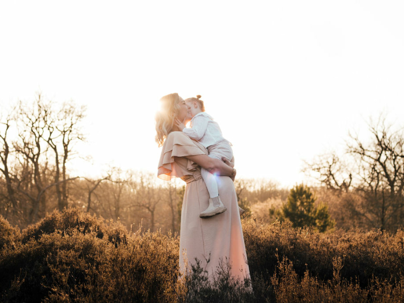 Zwangerschapsfotografie - Fotografie Debbie - Knuffel in de zon
