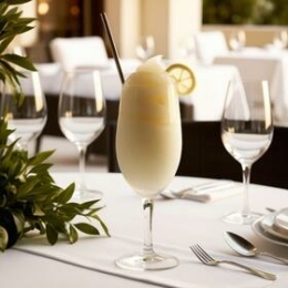 Frozen cocktail op stijlvol buitenterras van hotel of restaurant