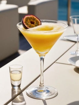 Frozen Pornstar Martini met passievrucht en prosecco op zonnig terras