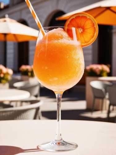 Frozen Spritz met sinaasappel op zomers stadsterras