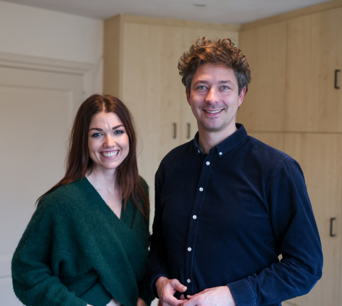 Portret Freek en Lieke als vertrouwenspersonen Portret van vertrouwenspersonen Freek en Lieke samen in de praktijkruimte