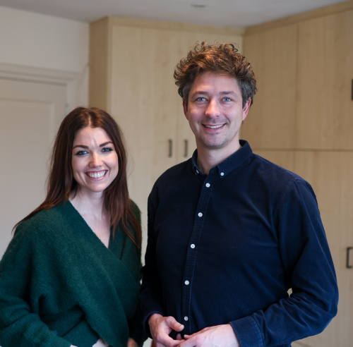 Portret Freek en Lieke als vertrouwenspersonen Portret van vertrouwenspersonen Freek en Lieke samen in de praktijkruimte