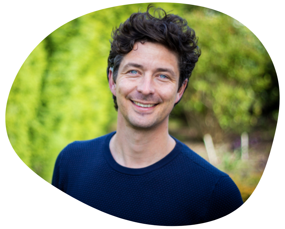 Portret van HSP-coach Freek Moerlands Freek Moerlands, HSP-coach, lachend in een natuurlijke omgeving