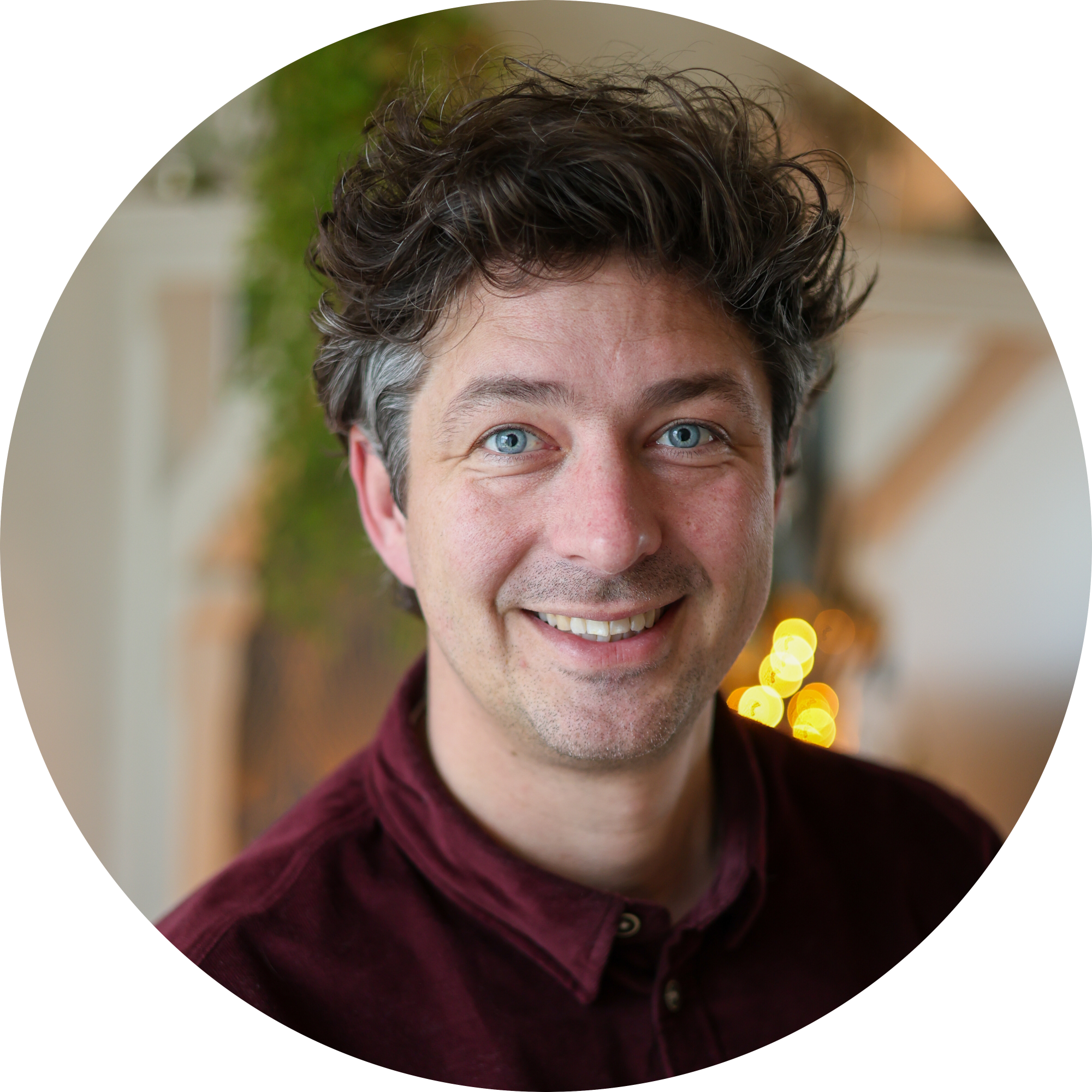 Portret van HSP-coach Freek Moerlands HSP-coach Freek Moerlands in zijn praktijkruimte