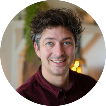 Portret van HSP-coach Freek Moerlands HSP-coach Freek Moerlands in zijn praktijkruimte