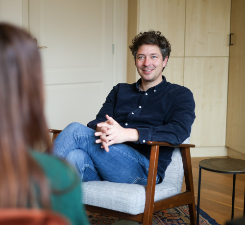 HSP-coach Freek Moerlands tijdens een sessie in zijn praktijkruimte