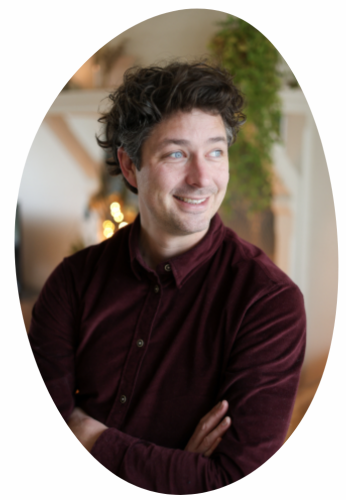 Freek Moerlands, coach en adviseur, zijwaarts kijkend in zijn praktijkruimte