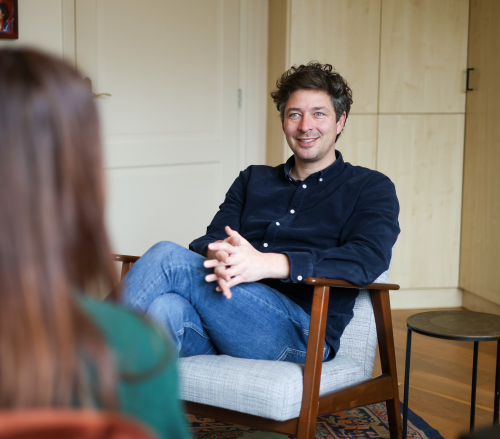 Freek Moerlands in een coachende houding tijdens een zakelijk intakegesprek