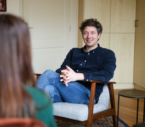 Freek Moerlands in een coachende houding tijdens een zakelijk intakegesprek