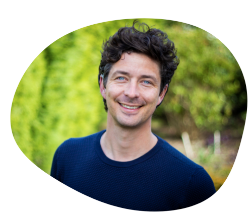 portret van Freek Moerlands als vertrouwenspersoon Vertrouwenspersoon Freek Moerlands in een natuurlijke omgeving