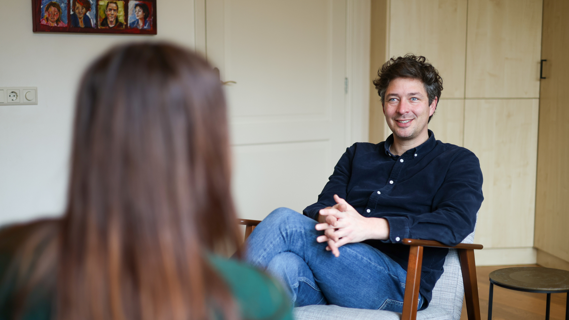 HSP-coach Freek Moerlands tijdens een coachgesprek Freek Moerlands in gesprek met een cliënt in zijn praktijkruimte