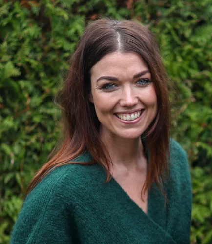 Portret van Lieke als vertrouwenspersoon Vertrouwenspersoon Lieke in een natuurlijke omgeving