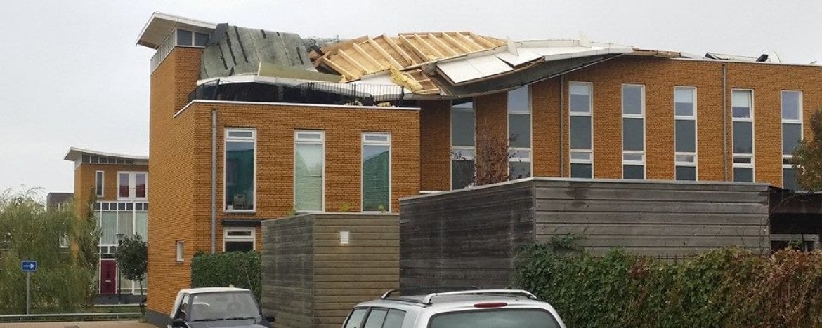Zonnepanelen waaien het dak af door de storm
