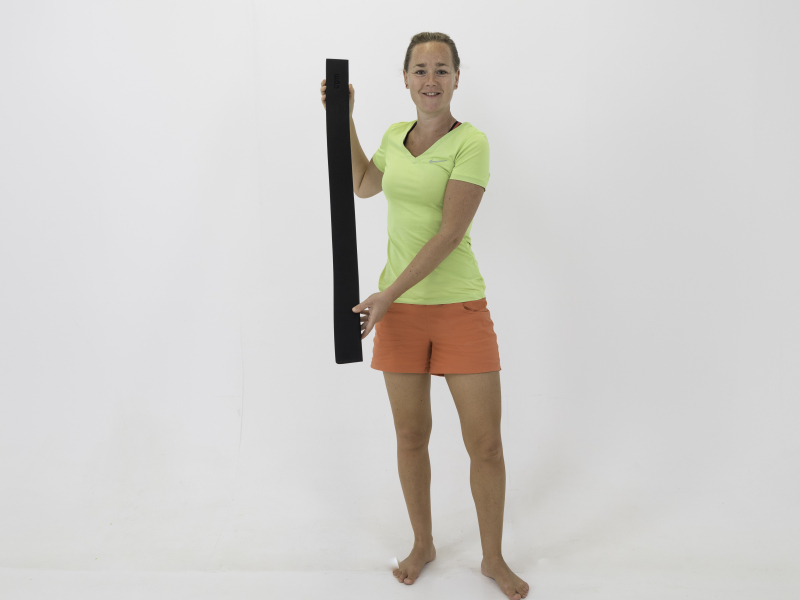 Fysio Maaike met alignment strip tegen rugklachten