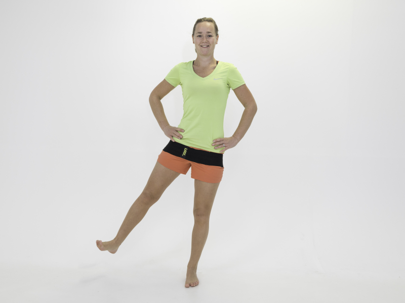 Fysio Maaike met een heupband om