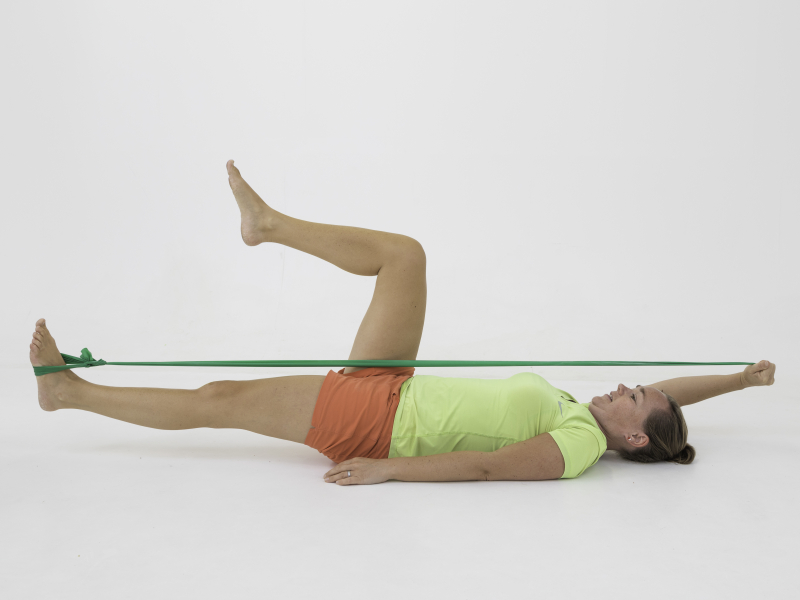 Fysio Maaike met elastiek