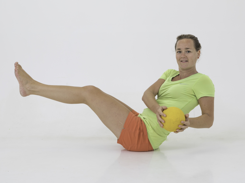 Fysio Maaike met medicijnbal