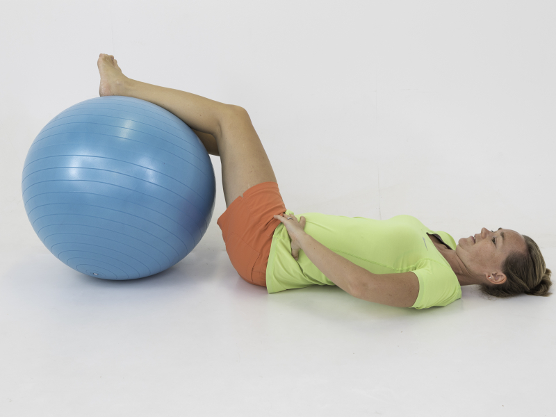 Fysio Maaike op grote fitbal