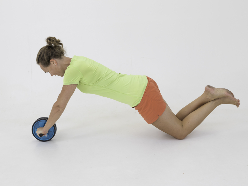 Fysio Maaike met het buikspierwiel