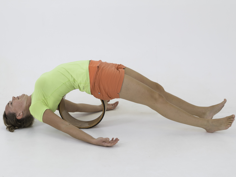 Fysio Maaike op een yoga wiel
