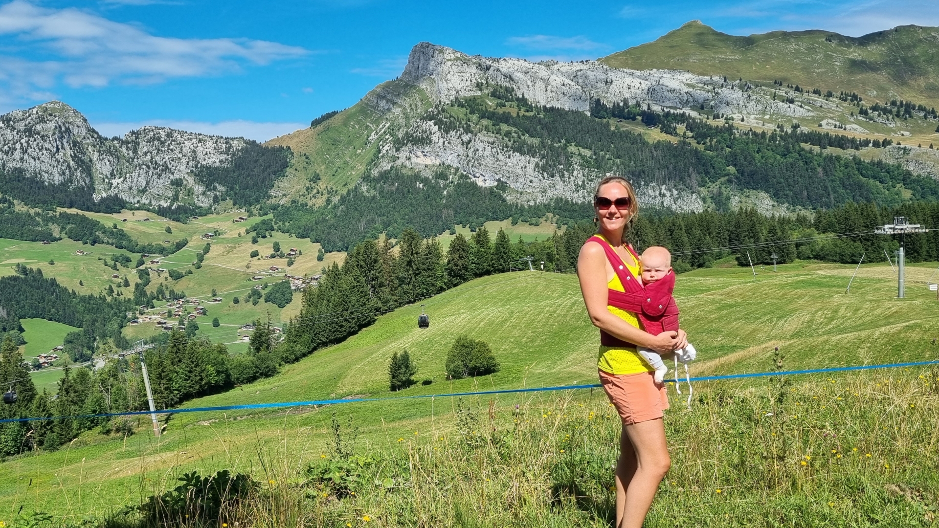 Draagconsulent Maaike in Oostenrijk met in de draagzak Mirthe