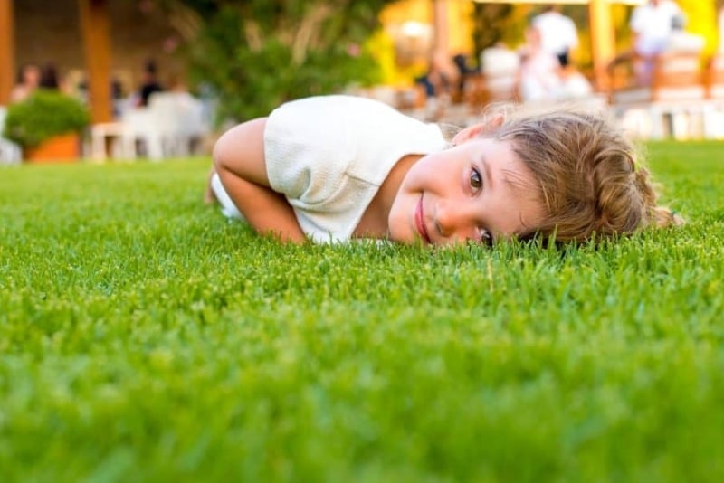 Grasrollen voor een kindvriendelijke tuin