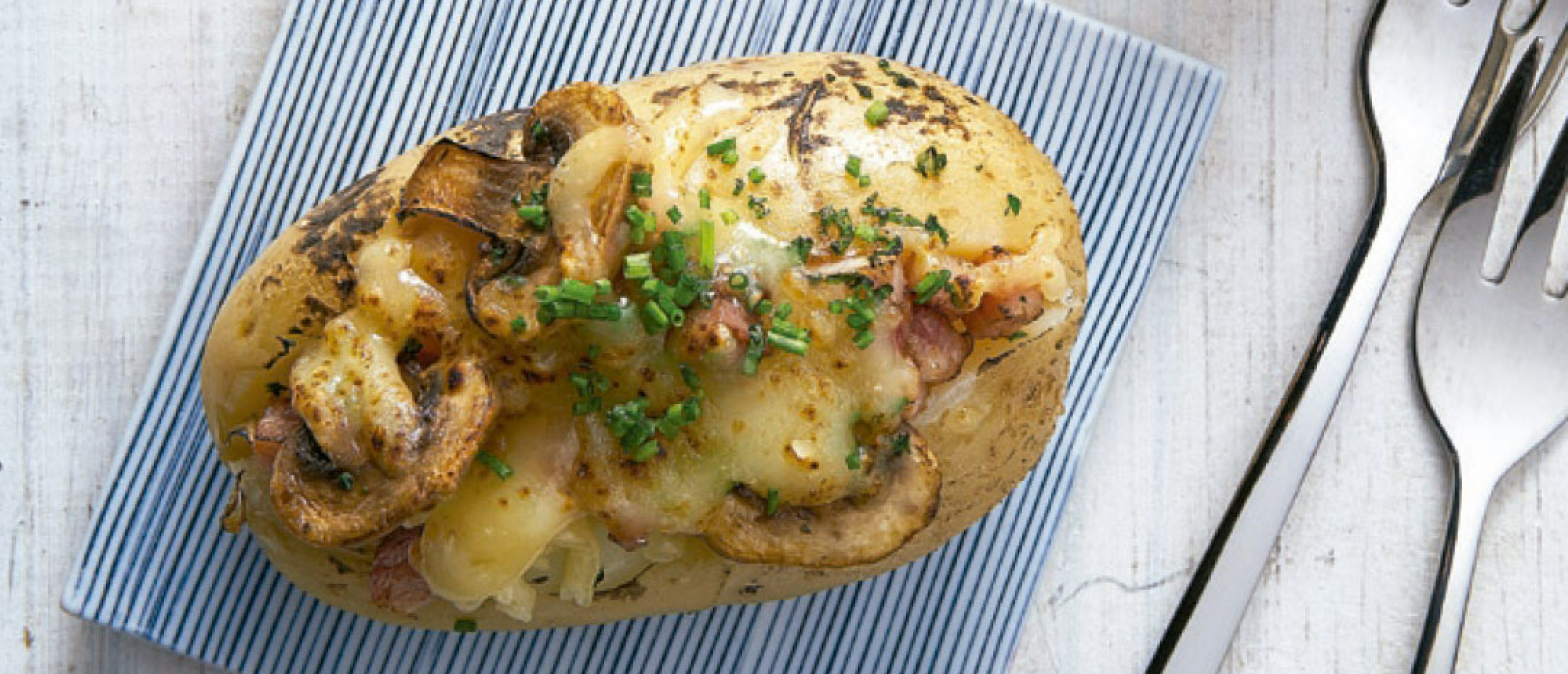 Aardappelen gevuld met manchego kaas en champignons