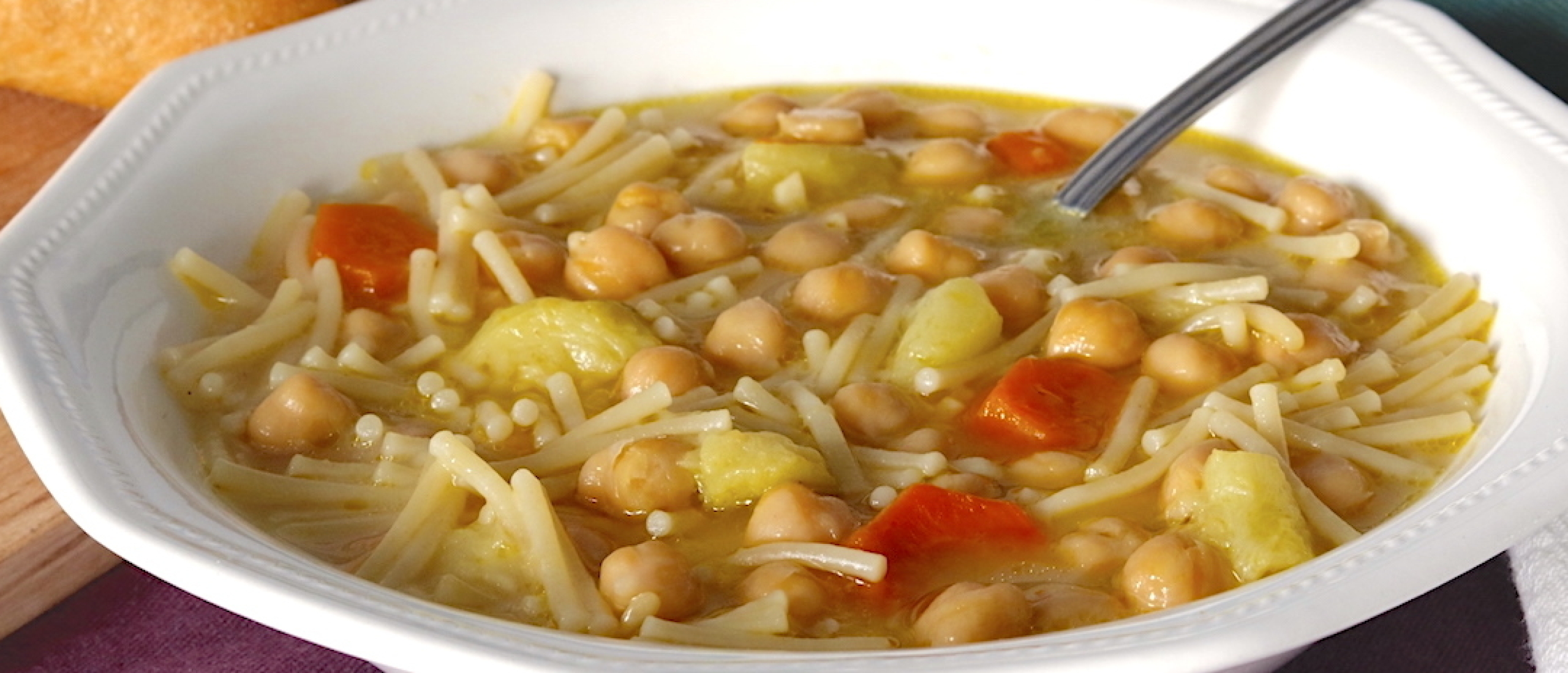 Bouillon soep met kikkererwten (sopa de cocido con garbanzos)