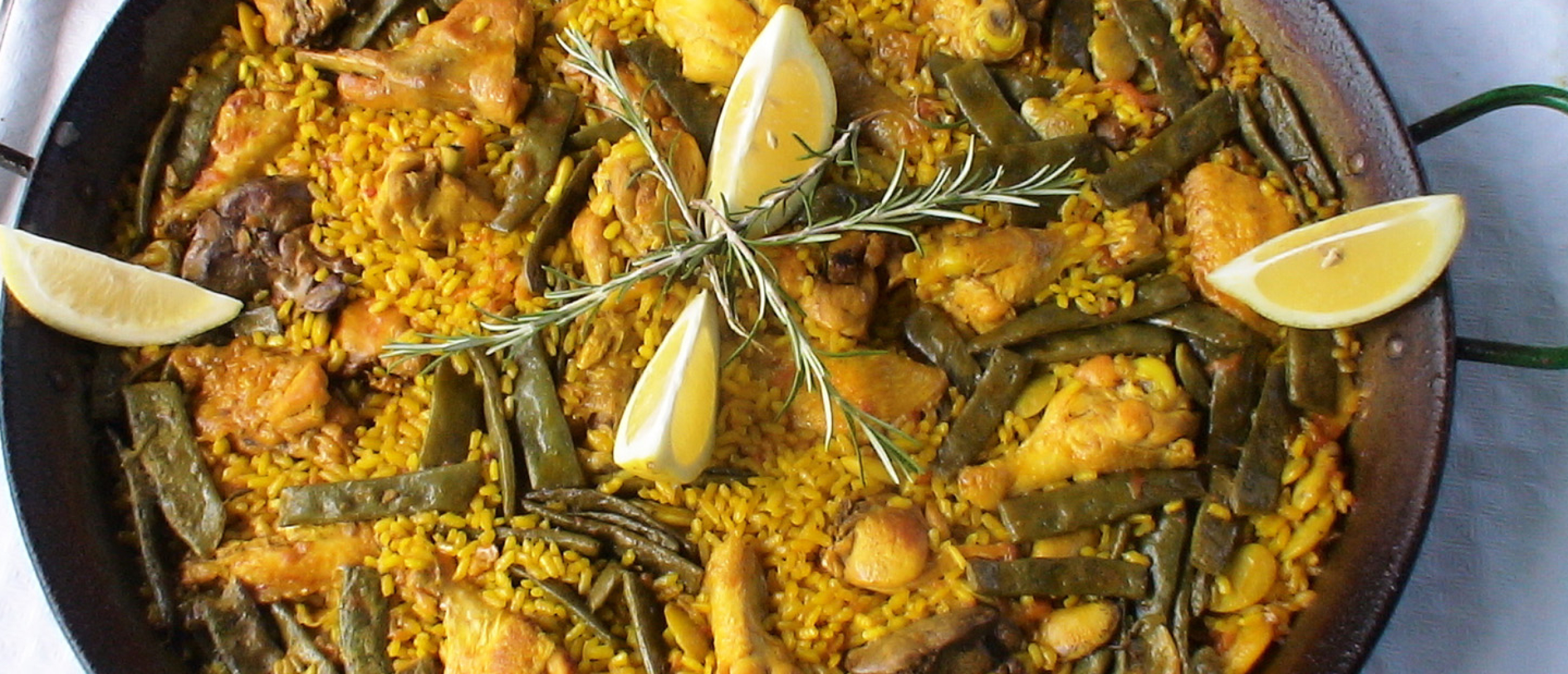 Paella met konijn en kip