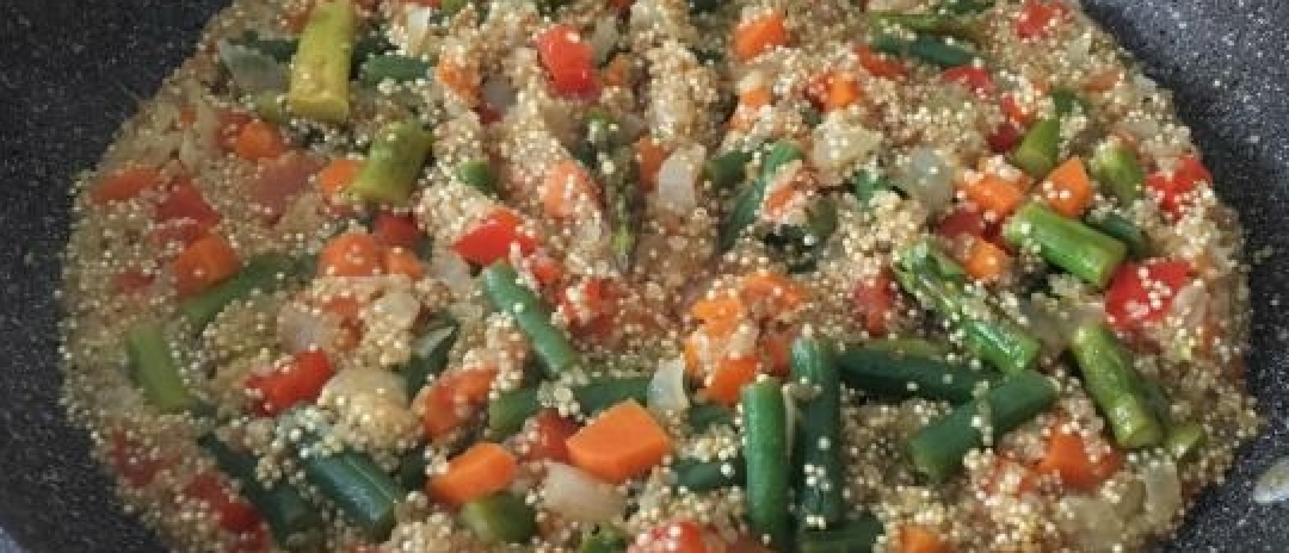 Veganistische paella met quinoa