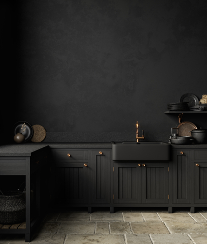 Donkere luxe landelijke keuken met natuurlijke materialen en elegante afwerking