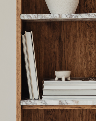 Exclusieve keukenkast met marmeren blad en hout in tijdloos design