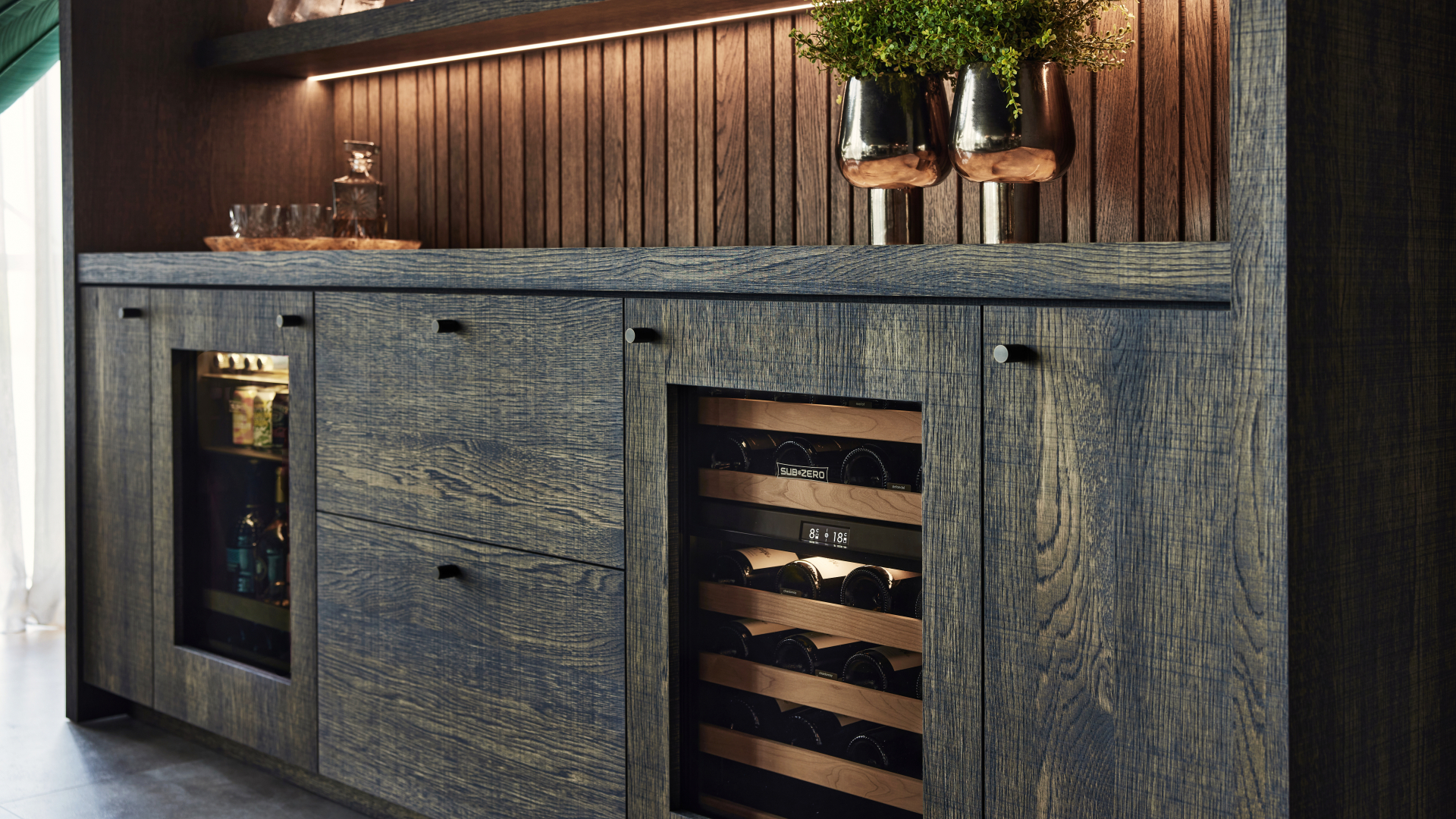 Ingebouwde wijnklimaatkast in luxe houten keuken met verfijnde details