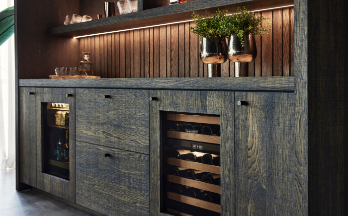 Ingebouwde wijnklimaatkast in luxe houten keuken met verfijnde details