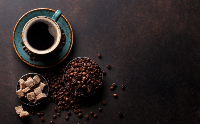 Luxe keukenmoment met versgemalen koffie en warme, ambachtelijke sfeer