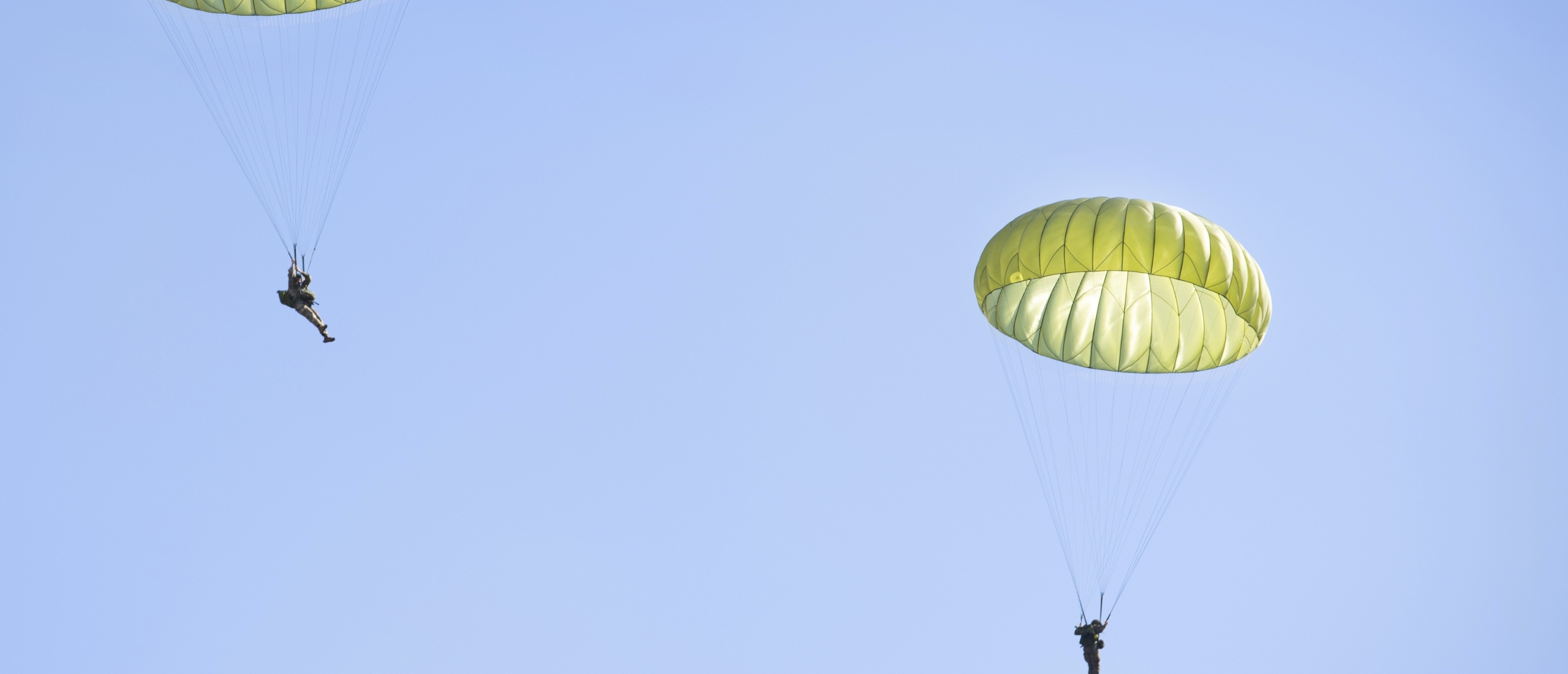Parachutist maakt 60 sprongen voor darmkankeronderzoek
