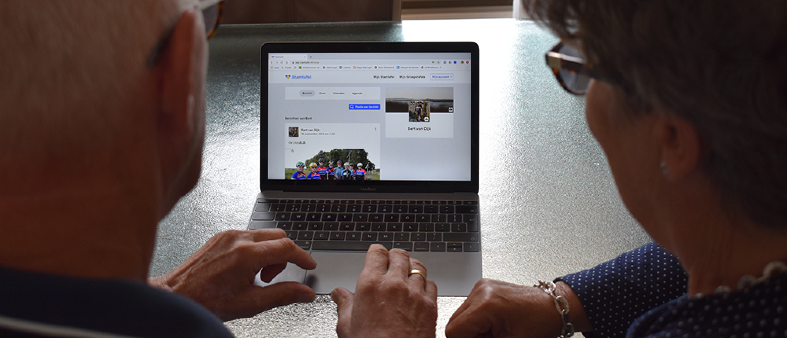 Ouderen gebruiken Stamtafel applicatie op laptop