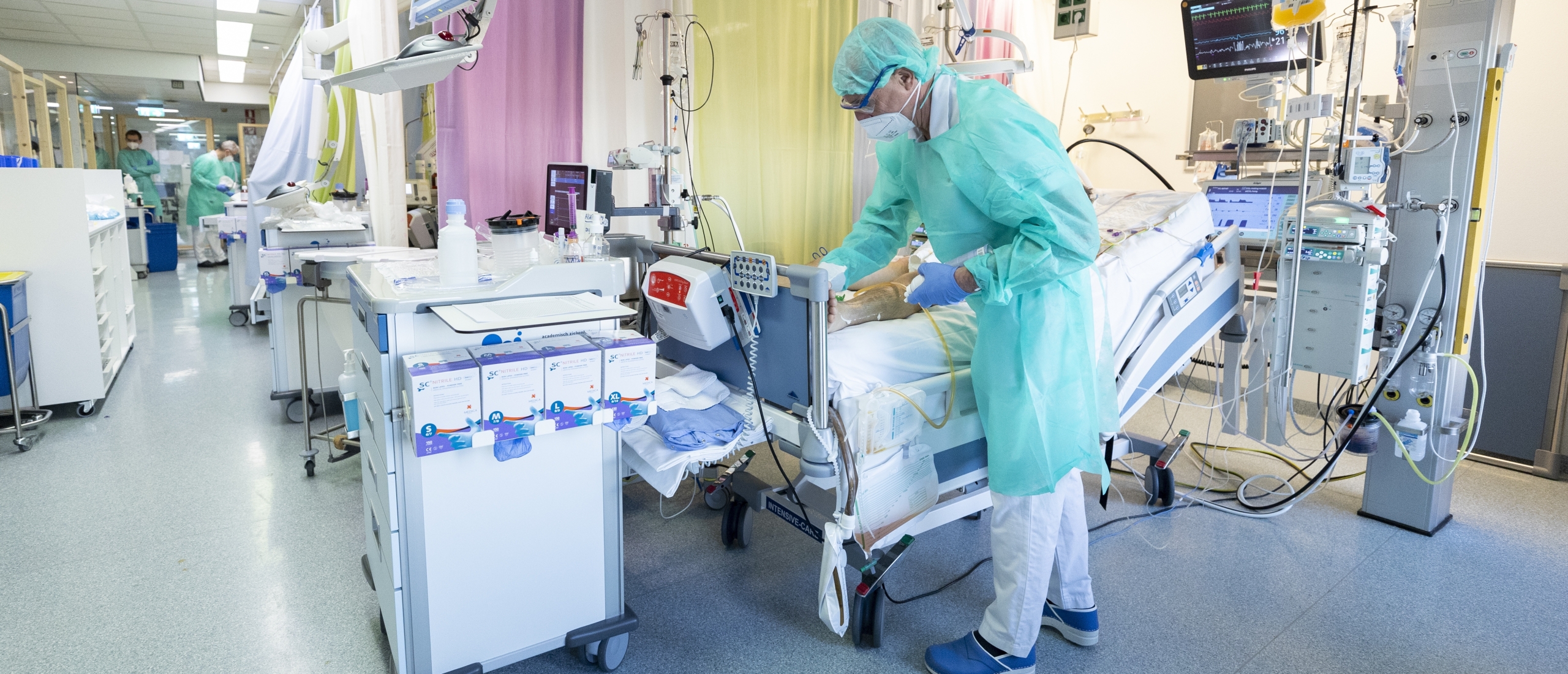 Aantal coronapatiënten in ziekenhuizen daalt snel
