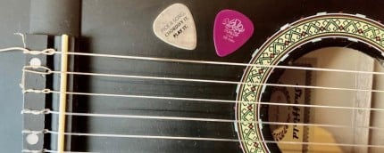 Gitaar akkoorden aanslaan met een plectrum; de belangrijkste tips