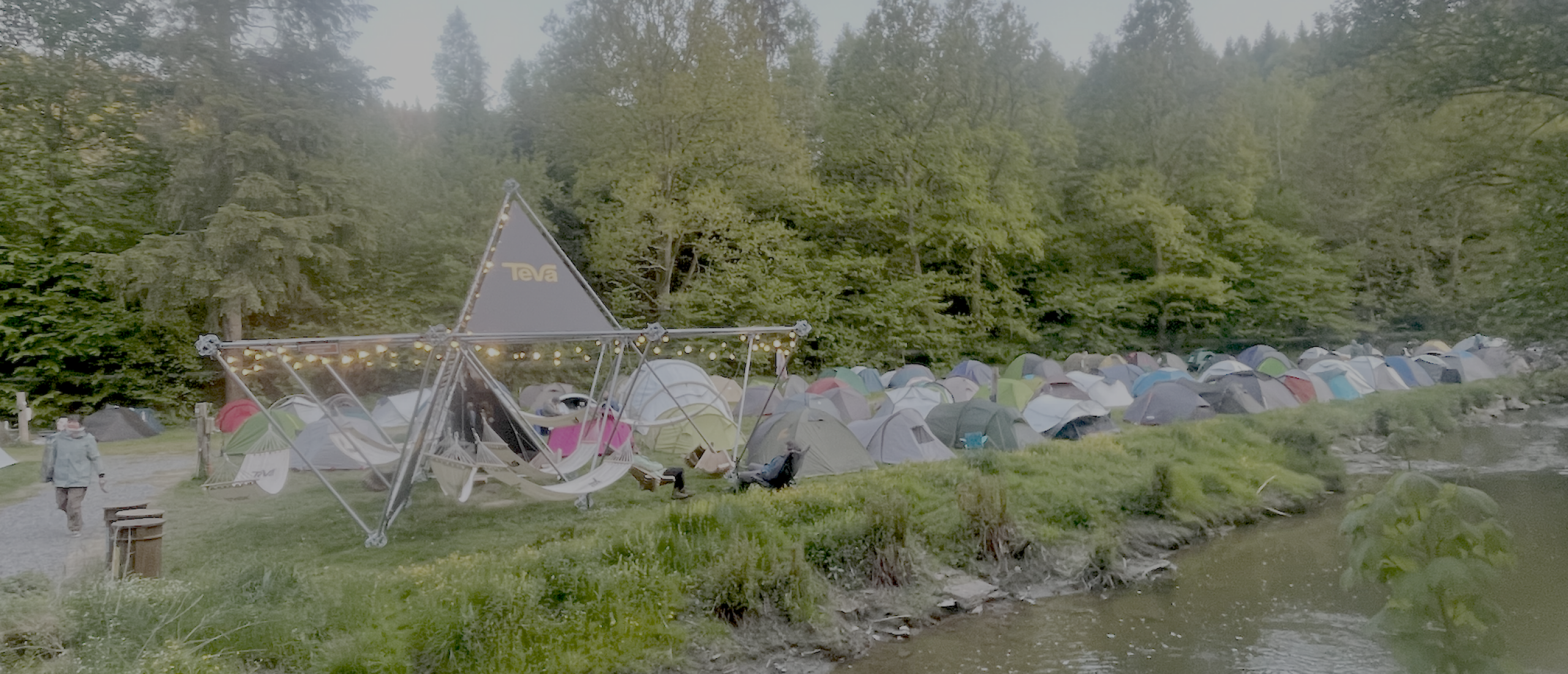 gitaar spelen met kampvuur tijdens hikeweekend