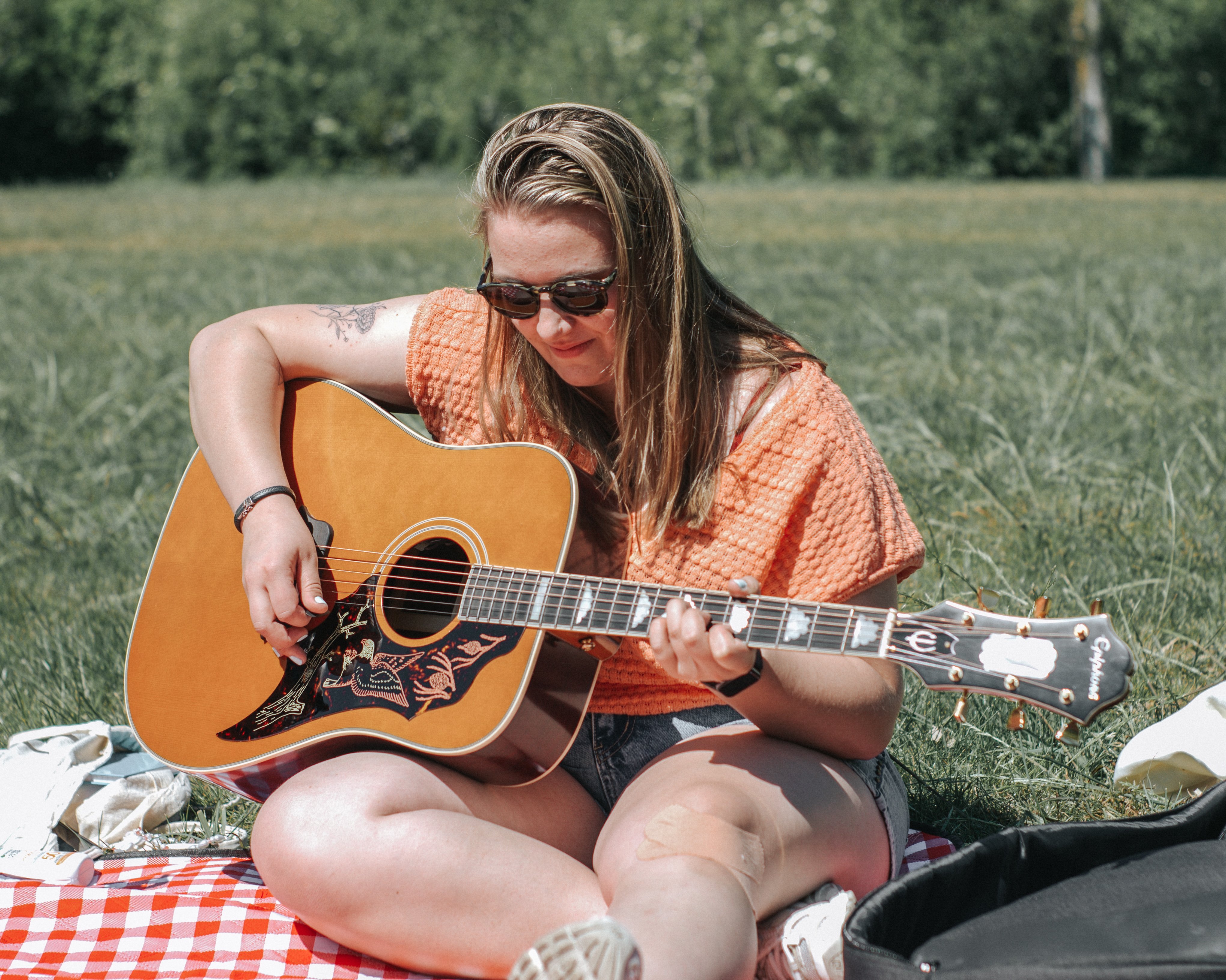 Michelle speelt gitaar op Texel