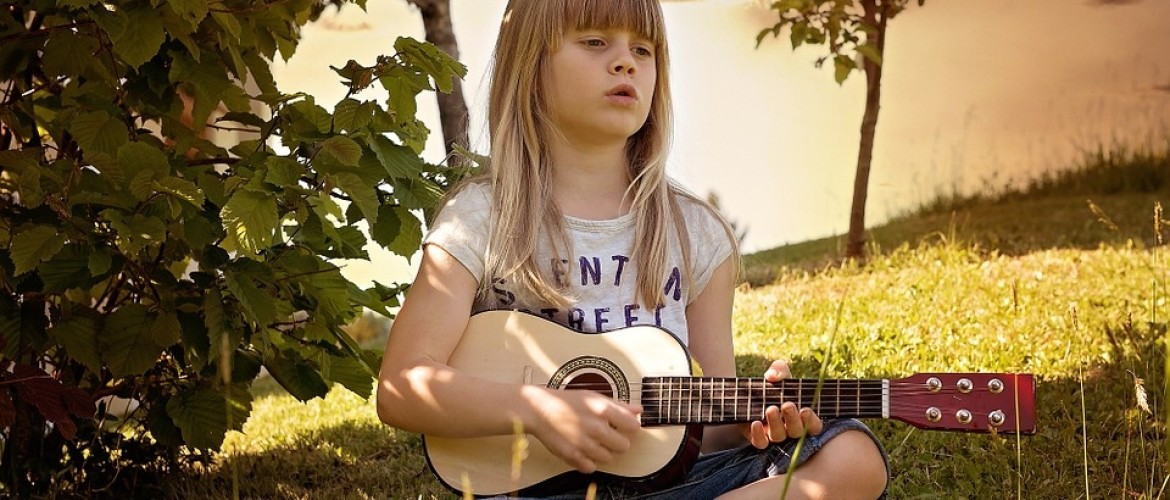 Wil je kind gitaar leren spelen? Met deze 5 tips wordt het een succes
