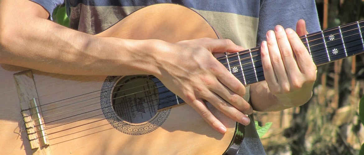 7 belangrijke redenen waarom jij nog niet zo goed gitaar speelt