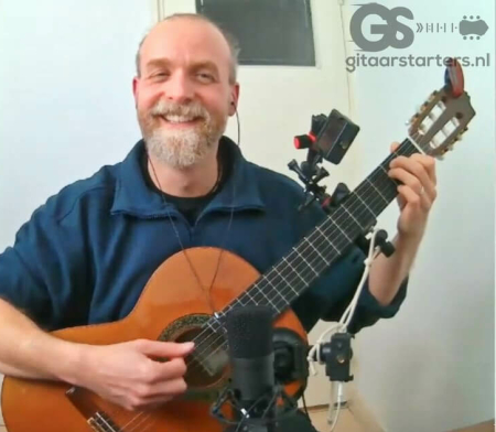 Gitaarles voor beginners. Het aanslaan van akkoorden , slagjes en strummen