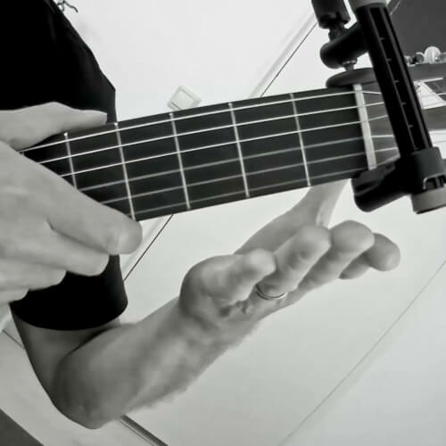 Linkerhand recht onder de gitaarhals voor optimaal bereik