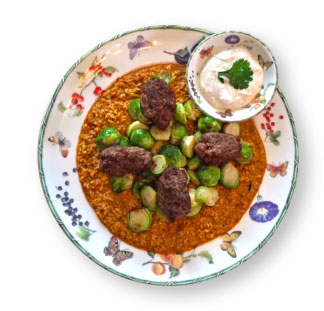 Spicy Couscous met gewokte gemberspruiten, Köfte en zuiveldip