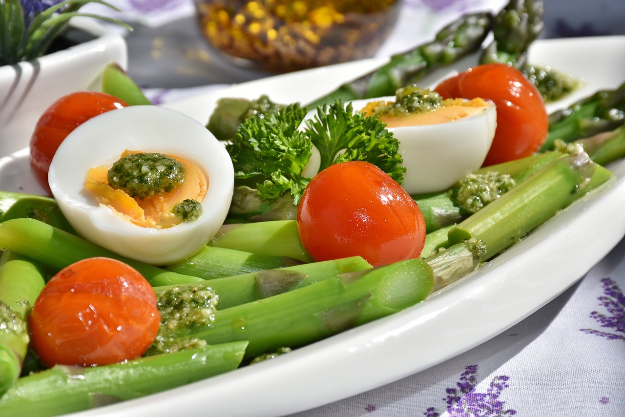 Gebraden rosbief, rozemarijnolie en gegrilde groene asperges