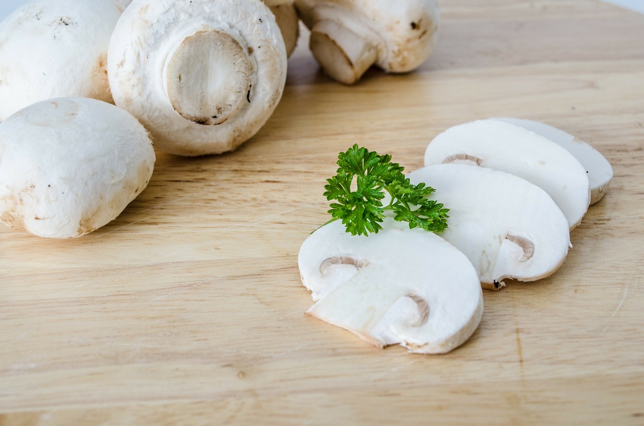 Rijk gevulde champignon bouillon met rozemarijn